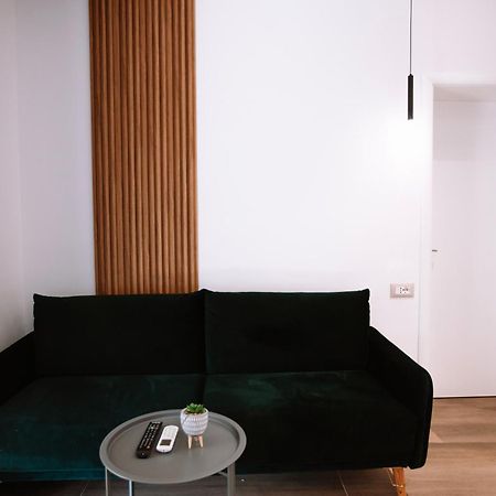 Barrikada Str Modern Apartments - The Nest Tirana Buitenkant foto
