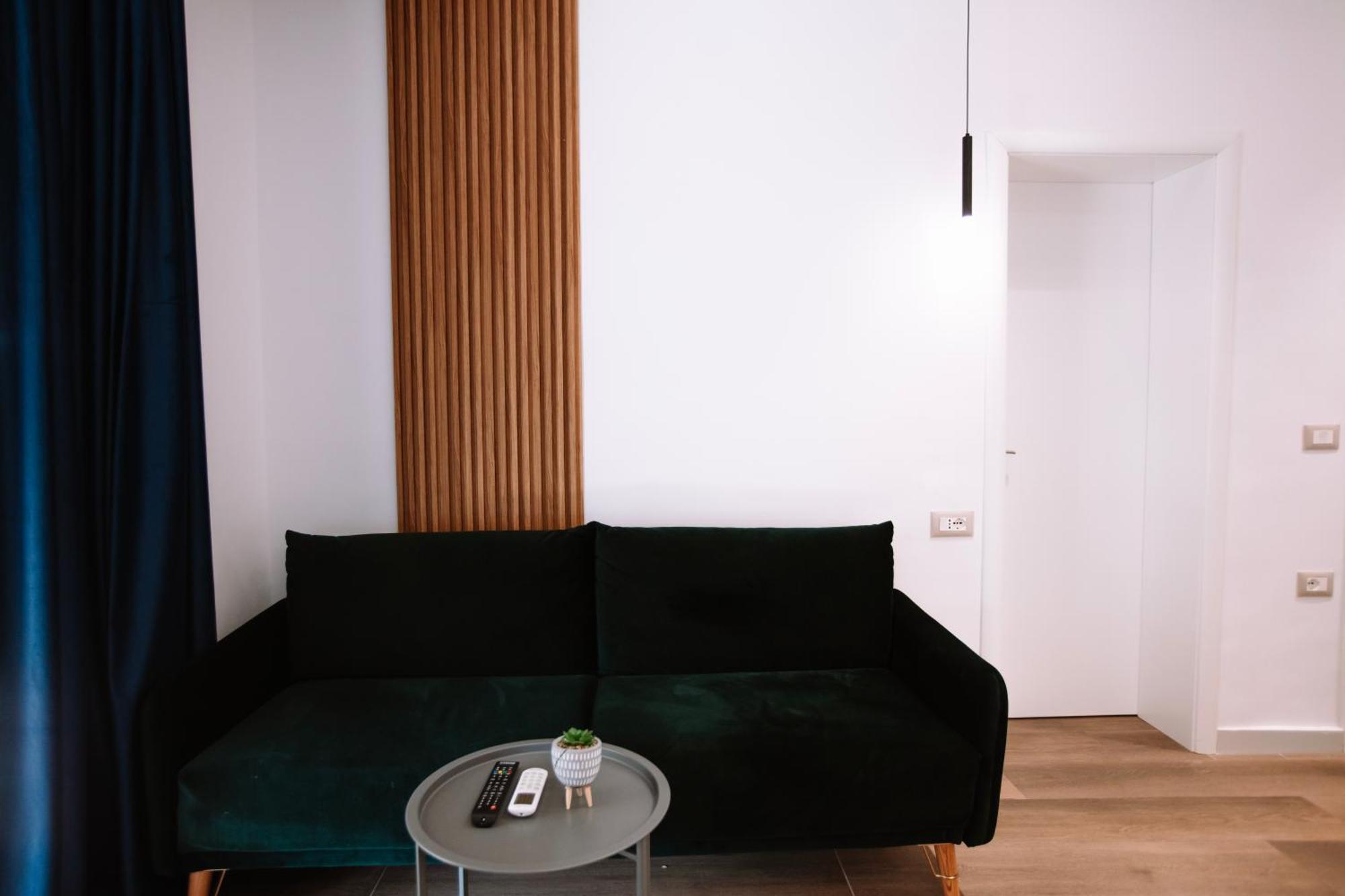 Barrikada Str Modern Apartments - The Nest Tirana Buitenkant foto