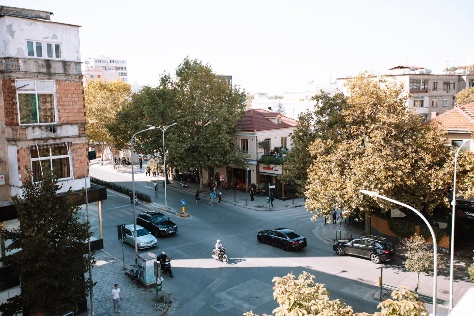 Barrikada Str Modern Apartments - The Nest Tirana Buitenkant foto