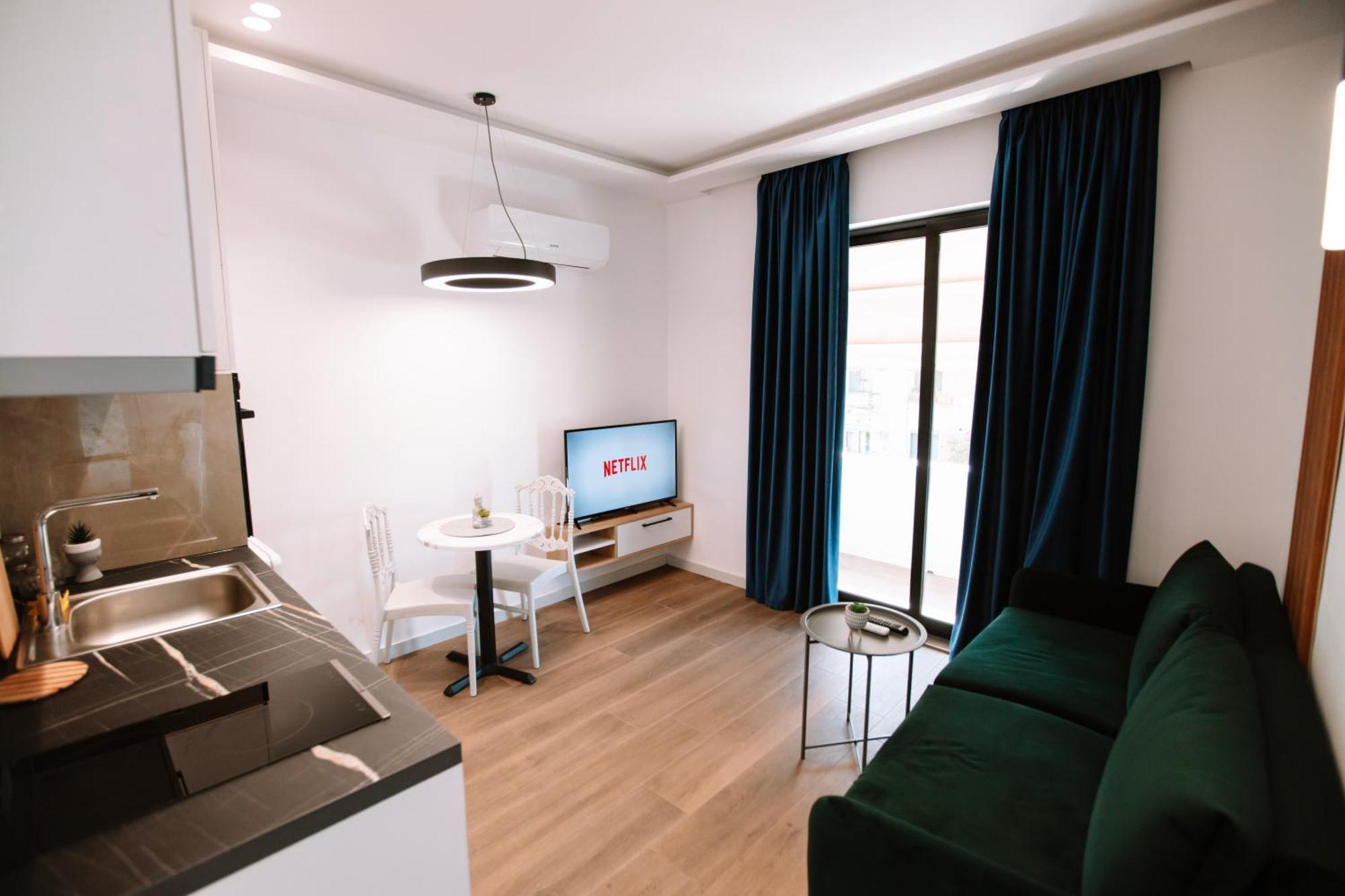 Barrikada Str Modern Apartments - The Nest Tirana Buitenkant foto