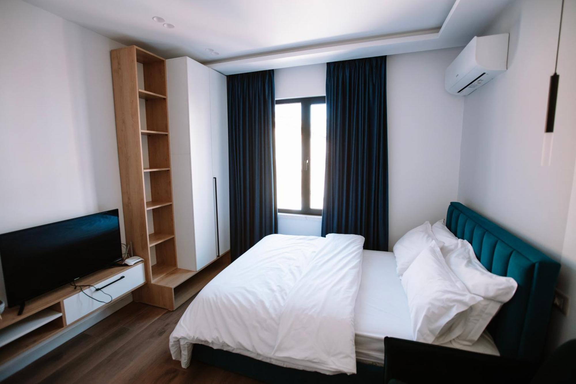 Barrikada Str Modern Apartments - The Nest Tirana Buitenkant foto