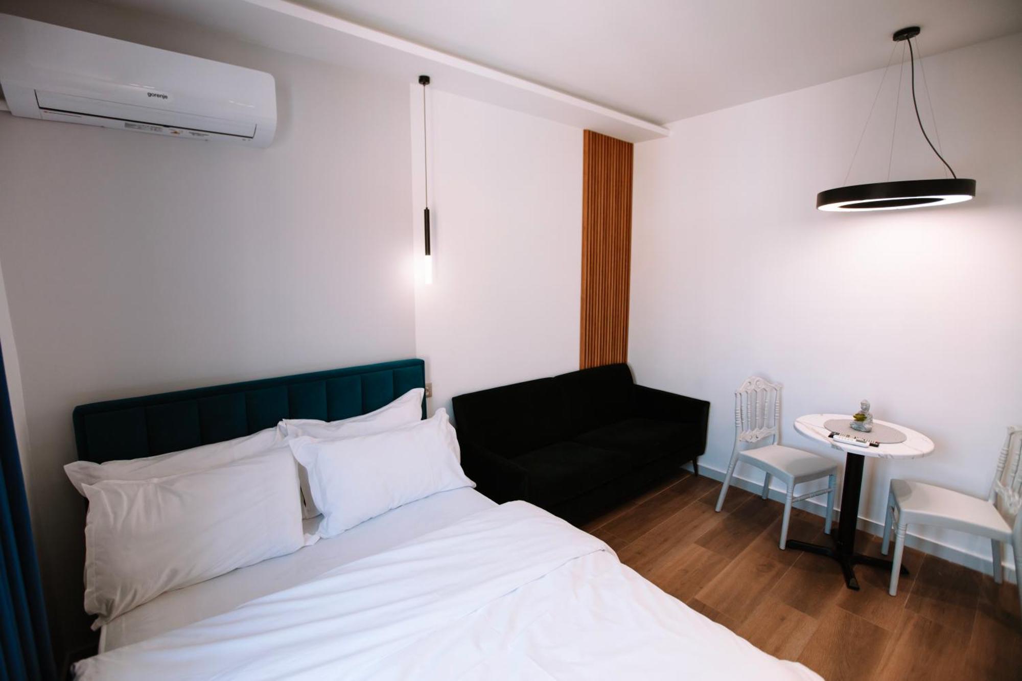 Barrikada Str Modern Apartments - The Nest Tirana Buitenkant foto