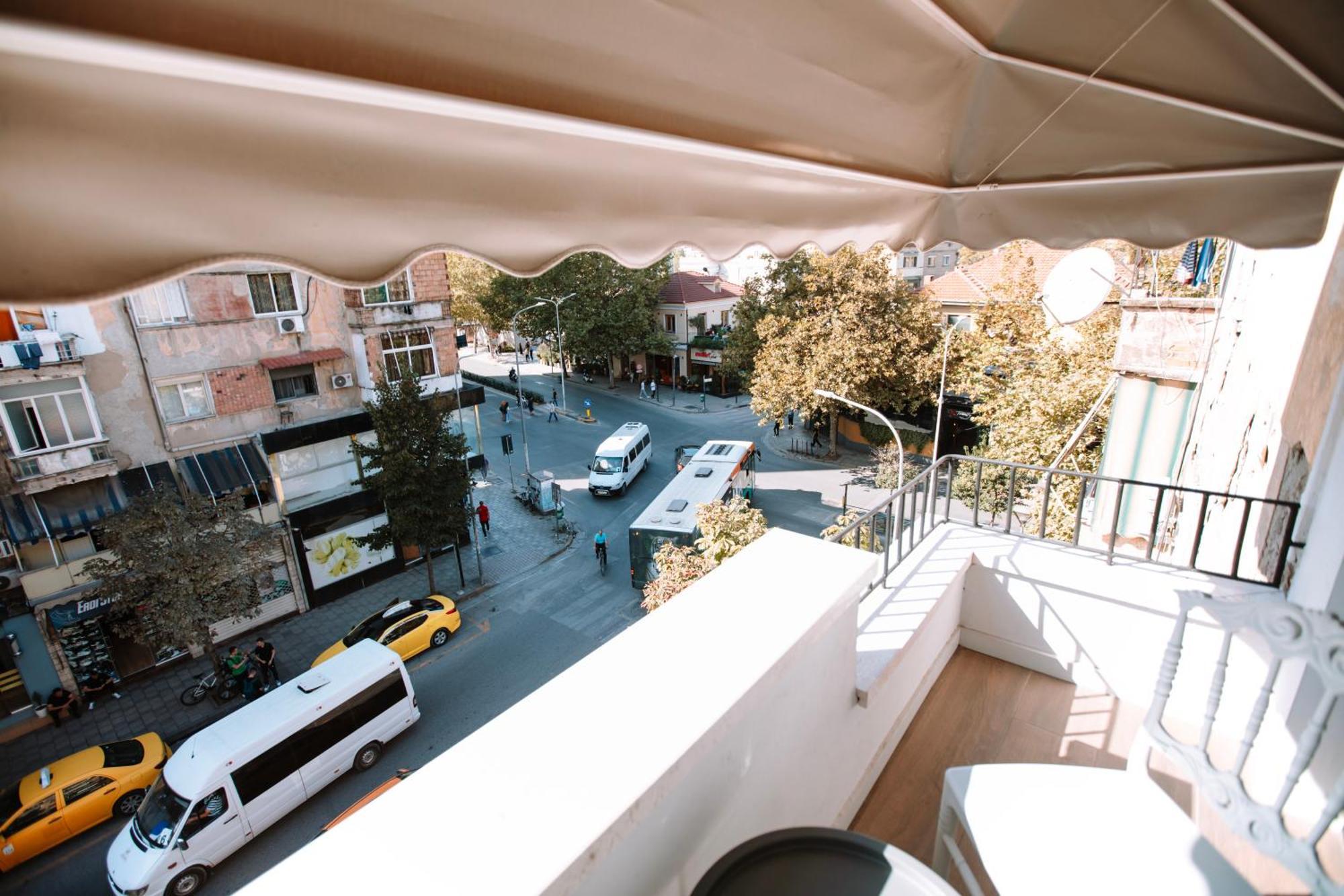 Barrikada Str Modern Apartments - The Nest Tirana Buitenkant foto